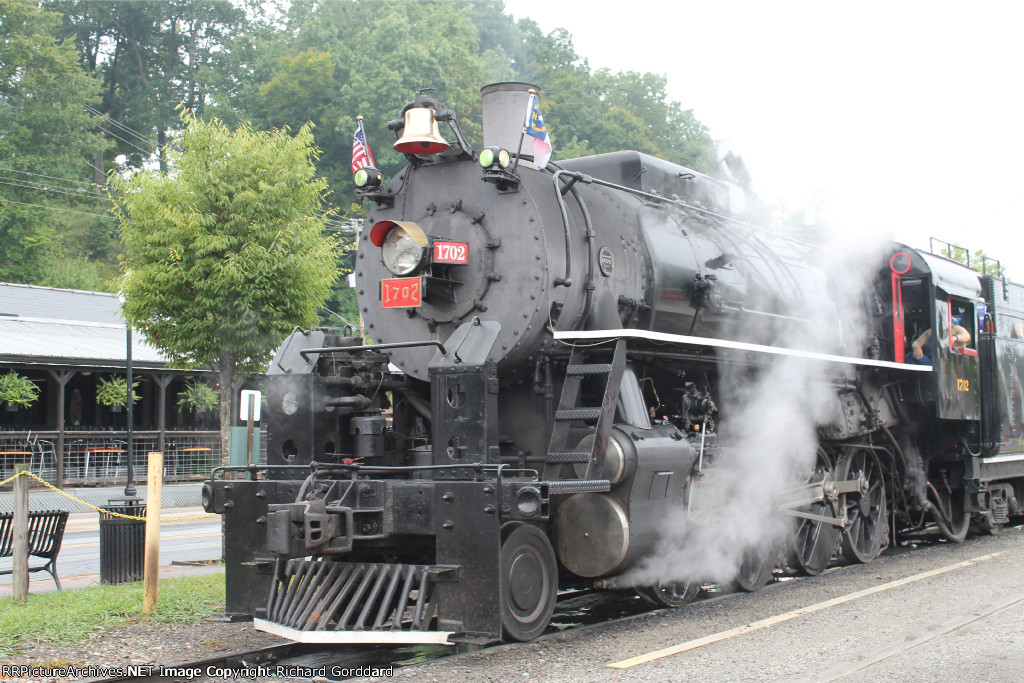 GSMR 1702 waiting at the station 